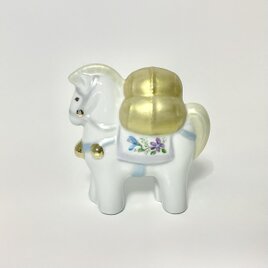 金の米俵を運ぶ、干支の馬の置物