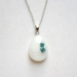 レジンアート　ドロップペンダント〈白雪と花〉