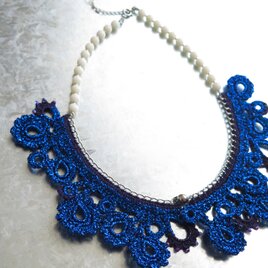 編みモチーフと白珊瑚のマグネット留めネックレス