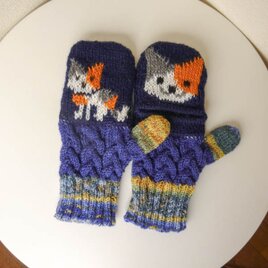 アランと編込みのスリットの入ったミトン（三毛猫さん）