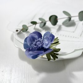 布花　シックなくすみブルーが上品なアネモネのコサージュ。　卒業式・入学式・フォーマルからカジュアルまで使えるコサージュ。