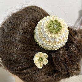 生成りと白のつまみ細工髪飾り（小花付き）