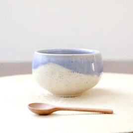 白御影土とシーブルーの小ぶりなお湯のみ