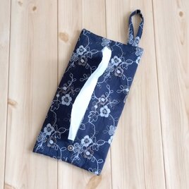 持ち手付き　華やか花柄刺繍　携帯ティッシュケース　BOXティッシュから詰替え　吊り下げ　ネイビー　564
