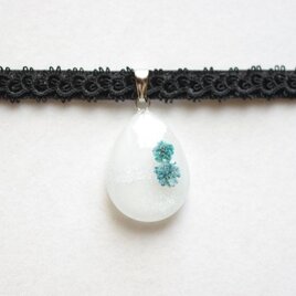 【受注製作】レジンアート　ドロップモチーフとタティングレースとベルベットリボンのチョーカー〈白雪と花〉