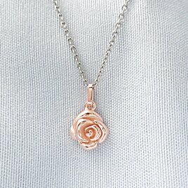 ピンクローズ｛薔薇｝のペンダント・シルバー製【主張しすぎない程よいサイズ。】