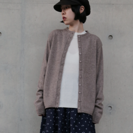 【稀少な素材と上品な佇まい】 ヤクウール混紡 カールが可愛い クルーネックカーディガン 251216-1