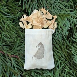 飾るアロマ 青森ひば サシェ 4個 暮らしを彩るシンプルデザイン おうち時間を森に〈柴犬〉天然アロマで消臭 抗菌 防虫