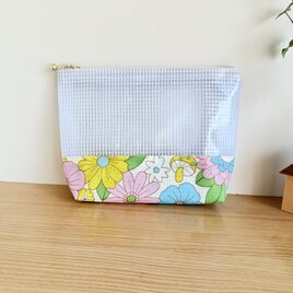 ビニール素材のファスナーポーチ（レトロフラワー）