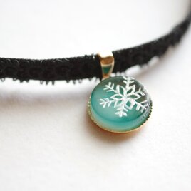 【受注製作】レジンアート　ラウンドモチーフとタティングレースとベルベットリボンのチョーカー〈雪の結晶・緑〉