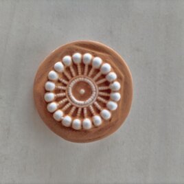 ヴィヴィッドなブローチ・オーカー　