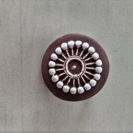 ヴィヴィッドなブローチ・ブラウン＋ブラック