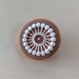 ヴィヴィッドなブローチ・ベージュ＋オレンジ