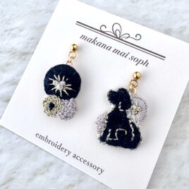 〈あなたの“大好き”がそっと耳元で華やぐ〉犬と花　ピアス／イヤリング　サージカルステンレス　金属アレルギー対応　ブラック