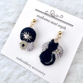 〈耳元を彩るあなたの“大好き”〉猫とお花　ピアス／イヤリング　サージカルステンレス　金属アレルギー対応　ブラック　黒