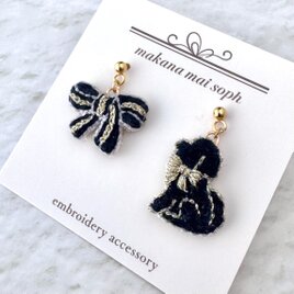 〈耳元に想いをそっと“結ぶ”〉犬とリボン　ピアス／イヤリング　サージカルステンレス　金属アレルギー対応　ブラック　黒