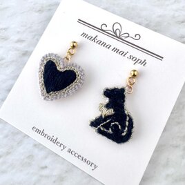 〈犬好きさんの“好き”を形にしたピアス／イヤリング〉犬とハート　サージカルステンレス　金属アレルギー対応　ブラック　黒