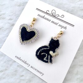 〈猫好きさんの“好き”を形にしたピアス／イヤリング〉猫とハート　サージカルステンレス　金属アレルギー対応　ブラック　黒