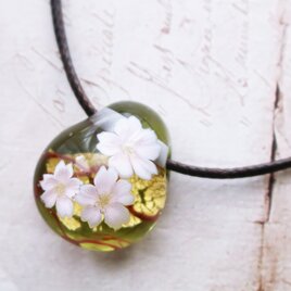 桜のとんぼ玉ガラスペンダント(黄緑）