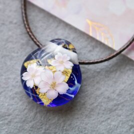 桜のとんぼ玉ガラスペンダント(青）