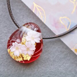 桜のとんぼ玉ガラスペンダント(赤）