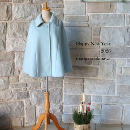 【エレガント ケープ コート】　ライトブルー（水色）尾州ウールの表地 × ジヴェルニーの庭柄の裏地