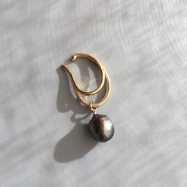 【一点もの】大粒タヒチ黒蝶バロックパールのイヤーカフ【片耳】