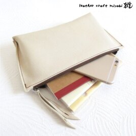 ぷくっと可愛い♪《牛革》三角フリーポーチ・クリーム・ソフトシュリンク・014