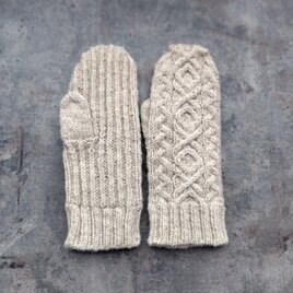 Hand-knit mittens / xoxo