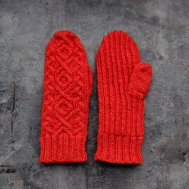 Hand-knit mittens / xoxo
