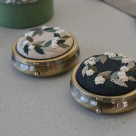 ボタニカルリース 刺繍　ピルケース　ラウンド