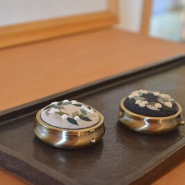 ボタニカルリース 刺繍　ピルケース　ラウンド