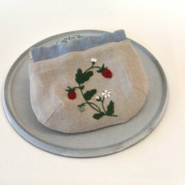 いちご  立体刺繍 14センチ バネ口ポーチ