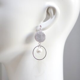 レジンアート　ラウンドモチーフとコットンパールとリングのピアス〈雲に抱かれて〉