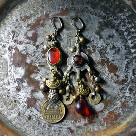 oldコインとoldアフガンメタル、民族鈴、ウエディングビーズのアンシメトリーピアス