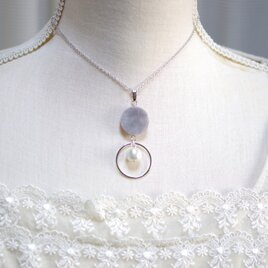 レジンアート　ラウンドモチーフとコットンパールとリングのペンダント〈雲に抱かれて〉