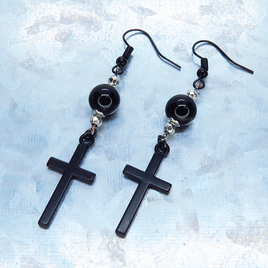 黒いロザリオ（十字架・クロス）とオニキスを組合せたブラックピアス アクセサリー メンズ レディース