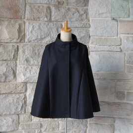 【 エレガント スタンドカラー ケープコート 】 ブラックの表生地×ジヴェルニーの庭柄の裏地　しっかりした張り