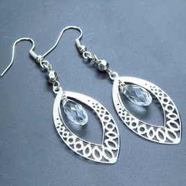 シルバーカラーのティアドロップ（しずく型）のピアス ガラス メタルビーズ