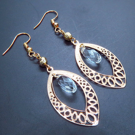 マットゴールドのティアドロップ（しずく型）のピアス ガラス メタルビーズ