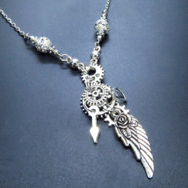 アンティークシルバー 翼と歯車を組合せたスチームパンク風ネックレス ロングチェーン 羽 フェザー ハート 時計の針