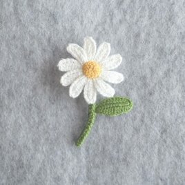 かぎ針で編んだブローチ　可愛いコサージュ　デイジーみたいな一輪のお花　まる花びら