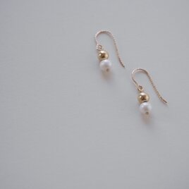 月と太陽 ｜ 淡水パールとゴールドビーズの14kgfフックピアス