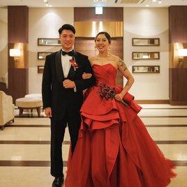 実例写真！カラードレス ボルドー色 ベアトップ ラッフルフリル プリンセスライン 花嫁 編み上げ