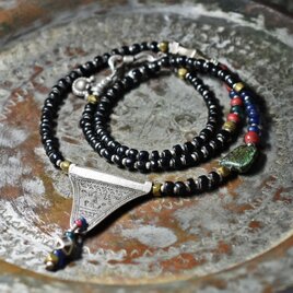 oldトゥアレグシルバーTOPと漆黒アンティoldチベタンターコイズ、漆黒ビーズと金赤ホワイトハーツ、ブルービーズのネックレス