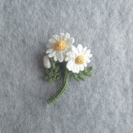 かぎ針で編んだブローチ　可愛いコサージュ　カモミールみたいなお花　2