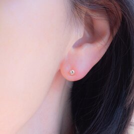 ホワイトトパーズの立爪ソリティアピアス～3mm