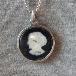 染付陶器のペンダント