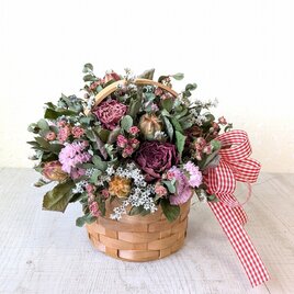 ノスタルジックな丸型バスケットアレンジ（ギンガムチェックリボン）