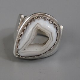 白い大地に湖と周回道路